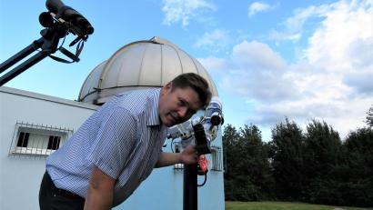 Archivbild: ubb
Peter Postler, Leiter der Sternwarte in Tirschenreuth, will mit der Veranstaltung „Peterchens Mondfahrt“ auch Kinder für die Astronomie begeistern.