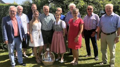 Bild: wro
Heinrich Weber (Fünfter von links) feierte seinen 80. Geburtstag im Familien- und Freundeskreis. Die Glückwünsche der Marktgemeinde Wiesau überbrachte Bürgermeister Toni Dutz (links).