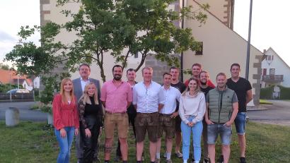 Bild: Christian Renner
Die Kirwagemeinschaft Sorghof wählt eine neue Führung (hinten, von links): Bürgermeister Hans-Martin Schertl, Christian Graf, Patrick Ertl, Alexander Irlbacher, Christian Renner und Emanuel Gonzales; vorn (von links): Verena Wölker, Deborah Burger, Martin Wölker, der neue Vorsitzende Manuel Heidenreich, Manuel Plößner, Lena Pilhofer und Wolfgang Plößner.