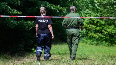 Bild: Julian Stratenschulte
Mitarbeiter der Spurensicherung der Polizei Salzgitter stehen an einem Tatort an einer Grünfläche am Hans-Böckler-Ring. Nach dem Fund einer toten 15-Jährigen in Salzgitter gelten zwei Jugendliche als dringend tatverdächtig.