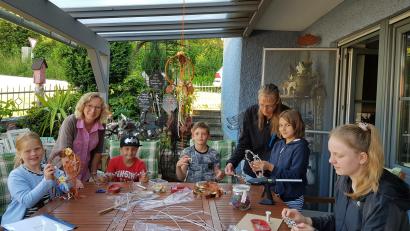 Bild: gi
Mit viel Freude fertigen die Kinder Traumfänger und Perlendekorationen unter der Leitung von Angela Putzer (links).