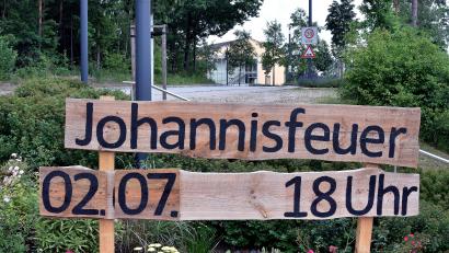 Bild: Stephan Huber
In Ebermannsdorf weist jetzt schon ein Schild am Ortseingang aufs Johannisfeuer hin.
