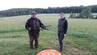 Bild: soj
Michael Sticht aus Grünlas mit seiner Drohne, unterstützt wird er dabei häufig von Carola Reger.