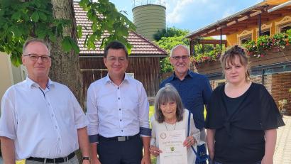 Bild: Stefanie Gradl
Bürgermeister Markus Graf (Zweiter von links) gratuliert der Jubilarin Anneliese Roppert aus Gressenwöhr. Ihre drei Kinder Erich, Manfred und Sieglinde (von links) freuen sich mit ihr.