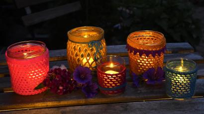 Bild: Petra Hartl
Mehrere Häkel-Windlichter in verschiedenen Größen und Farben sind ein besonders schöner Blickfang. Hier sind mittelgroße Marmeladen- und Milchreisgläser umfunktioniert worden. Die beiden kleinen Gläschen enthielten Desserts aus dem Discounter.
