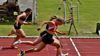 Bild: R. Kreuzer
Lea Kreuzer (vorne) gewann den B-Lauf über 80-Meter-Hürde mit einer Hundertstelsekunde Vorsprung.