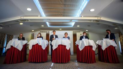 Bild: Klaus-Dietmar Gabbert
Die Gesundheitsminister Melanie Leonhard (2.v.l-r), (Hamburg), Karl Lauterbach (Bund), Petra Grimm-Benne (Sachsen-Anhalt), Klaus Holetschek (Bayern), Manne Lucha (Baden-Württemberg) geben nach der Gesundheitsministerkonferenz in Magdeburg eine Pressekonferenz.