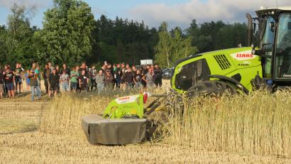Bild: Hirsch
Rund 1000 Besucher kamen zur Präsentation auf einem Getreidefeld bei Traunricht.