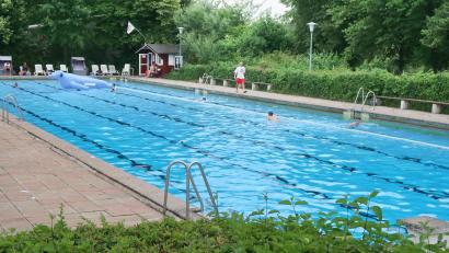 Bild: bsc
Das Friedenfelser Freibad ist beliebt. Badegäste und Wasserwacht hoffen auf eine Verlängerung der Öffnungszeiten.