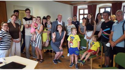 Bild: e
Die in Schnaittenbach untergebrachten Flüchtlinge aus der Ukraine treffen sich zur offiziellen Begrüßung und zur ersten Deutschstunde im Alten Rathaus. Mit dabei Dolmetscherin Natalia Bondarenko (in der Mitte, knieend), dahinter Bürgermeister Marcus Eichenmüller, Andrea Eichenseer (links), "Paukkammer"-Leiterin Anja Fröhlich (Zweite von links) sowie, dahinter die beiden jungen Sprachlehrer von der "Paukkammer".