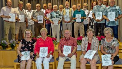 Bild: R. Kreuzer
Viele Mitglieder erhielten die Ehrungen, die zwischen 15 und 50 Jahre im Verein sind. Dieter Kurz (Vierter von links) ist Ehrenmitglied.