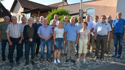 Bild: jr
Jubilar Werner Reiter (Achter von rechts) freute sich über die Ständchen seiner Chorgemeinschaft. Mit dabei waren Ehefrau Rosemarie (rechts neben dem Jubilar) und Tochter Margit sowie Erhard Hamann (Zweiter von links) und Florian Löw (Fünfter von links). Sie alle ließen Werner Reiter, anlässlich seines 80. Geburtstags, musikalisch hochleben.