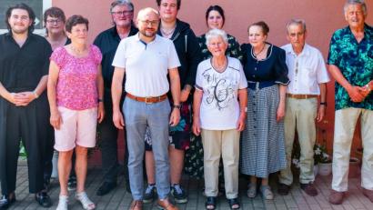 Bild: fjo
Über die vielen Glückwünsche aus Reihen der ganzen Familie freut sich Rosemarie Dierl (Vierte von rechts) an ihrem Geburtstagsfest ganz besonders.