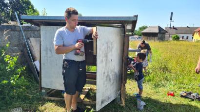 Bild: fvo
Der Vorsitzende des Imkervereins Waldthurn, Matthias Weiß- Zimmermann (links) wird beim Aufstellen des neuen Lennesriether Bienenstandes vom fünfjährigen Maximilian Steger unterstützt.