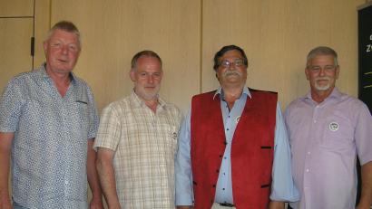 Bild: öt
Im Neusorger Hotel Sonnental wurde Holger Evers (von links) als neuer Vorsitzender des Vereins zur Erhaltung des Sundheimer Huhns und Sundheimer Zwerghuhns gewählt. Zum Stellvertreter kürten die Mitglieder Gerald Tretter, zum Schriftführer Konrad Weiß und zum Zuchtwart Rudi Hummel.