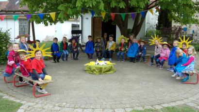 Bild: fks
Die Kinder der "Roten Gruppe" bereiteten sich im Vorfeld des Sommerfestes auf einen Tanz der Sonnen, Blumen und Wolken vor. Die Kinder der anderen Gruppen taten es ihnen gleich, da jede Gruppe für sich feierte.