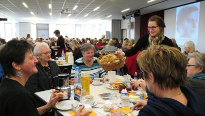 Archivbild: ubb
Über 200 Frauen nahmen früher in der Aula im Stiftland-Gymnasium beim ökumenischen Frauenfrühstück teil.