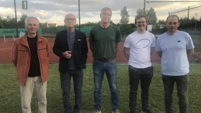 Bild: mab
Werner Cyganek (links) ehrte Ernst Röhl (Zweiter von links) und Uli Nußhart (Dritter von links) für 50 und 25 Jahre Mitgliedschaft. Als Stellvertreter von Spartenleiter Dennis Stangl (Zweiter von. rechts) wurde Martin Graßmann (rechts) gewählt.