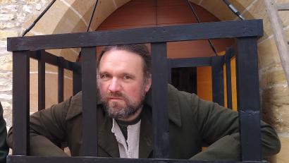 Bild: rha
Der Räuberhauptmann Troglauer, verkörpert von Bernhard Neumann, wartet in seinem Käfig auf Burg Dagestein auf viele Besucher.