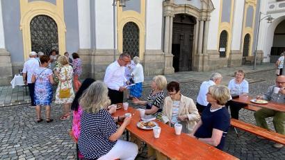 Bild: Markus Scharnagl/exb
Beim Kirchenkaffee nach dem Gottesdienst.