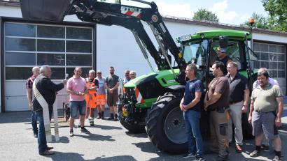Bild: fz
Den neuen 92.000 Euro teuren Kommunaltraktor segnet bei der Übergabe Diakon Herbert Sturm. Bürgermeister Anton Kappl (Dritter von links) spricht von einem bedeutenden Schritt bei der Ausstattung des gemeindlichen Bauhofs.