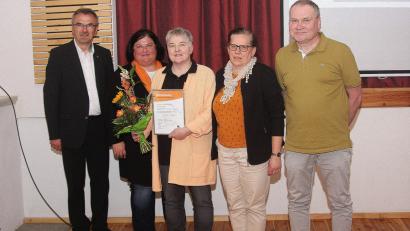 Bild: wro
Bezirkspräses Pfarrer Martin Besold (links) gratulierte Schatzmeister Markus Fischer aus Bärnau, Schriftführerin Angela Protschky aus Immenreuth (von rechts) und Kassenprüferin Christine Kick aus Falkenberg (Zweite von links) zur Wiederwahl. Aus ihrem Amt verabschiedete sich die langjährige Bezirksvorsitzende Martina Mark (Mitte).