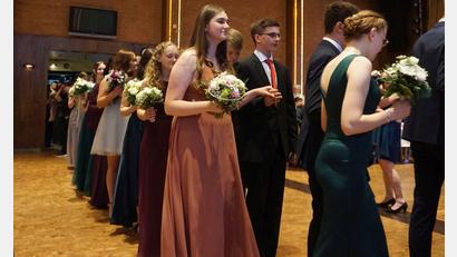 Bild: Kerstin Wallmeyer/exb
Feierliche Stimmung herrscht beim Abschlussball der Mittelschulen Vohenstrauß und Pleystein.