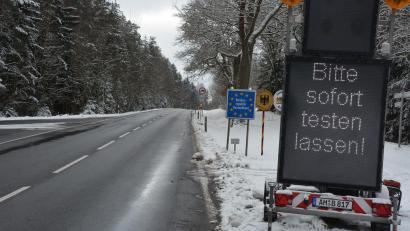 Bild: jr
Am Grenzübergang bei Waldsassen weist ein großes Hinweisschild auf einem mobilen Warnanhänger Einreisende aus Tschechien auf die Testpflicht hin.