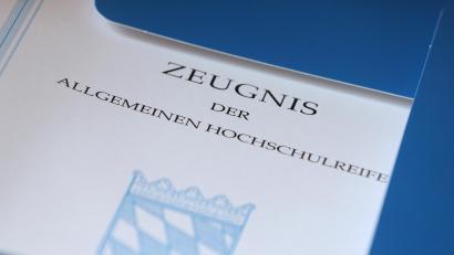 Bild: Karl-Josef Hildenbrand/dpa
Das vielbegehrte Papier: Auch bei den diesjährigen Abiturprüfungen haben die Schüler und Schülerinnen sehr gut abgeschnitten.