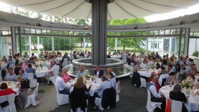 Bild: bk
In völlig neuem Format als Sommerfest ging die Jubilarehrung erstmals im herrlichen Ambiente des Innovision Center über die Bühne