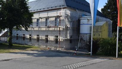 Bild: fla
Die ersten Fenster sind gesetzt. Weitere Gewerke bei Umbau und der Sanierung des Schlosses folgen.