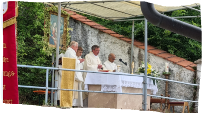 Bild: Lehmeier/exb
Die Pfarrer Klaus Birnthaler und Joseph Madathiparampil sowie Diakon Göring zelebrierten den Gottesdienst bei der Sternwallfahrt nach Zant.