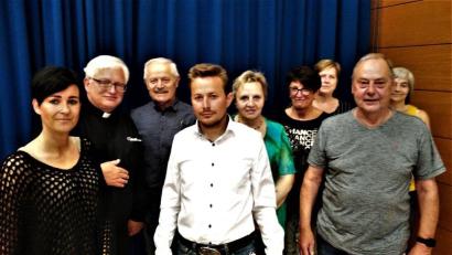 Bild: Kunz
Die KAB St. Johannes spendet 800 Euro an die Ukrainehilfe und überreicht die Ernennungsurkunde an den neuen Präses Gottfried Schubach.