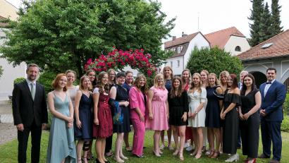 Bild: Georg Luft
Schulleiter Hans Kistler (links) gratulierte wie die Oberstufenkoordinatoren Maximilian Gerber und Robert Seitz den besten Absolventinnen des Dr.-Johanna-Decker-Gymnasiums.