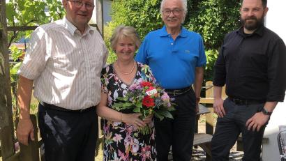 Bild: knu
Gabi Fröhlich feiert ihren 70. Geburtstag. Der Vorsitzende des Museumsvereins, Bernhard Knauer (links), ist mit Vorstandsmitglied Oskar Schwarz (Zweiter von rechs) gekommen, um dem Gründungsmitglied des Vereins seinen Dank für die immerwährende Hilfe auszusprechen. Auch Bürgermeister Sebastian Dippold (rechts) gratuliert.