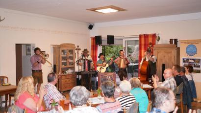 Bild: fvo
Der Zoiglexpress beim Maler-Michl in Waldthurn: Benny Jung, Richard Wagner, Norbert Fiedler, Basti Bäumler und Bernd Schnappauf (von links).