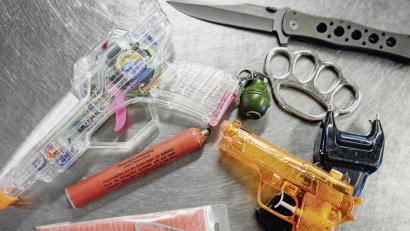 Bild: Axel Heimken/dpa
Schlagring, klar. Messer, klar. Wasserpistole? Ja, auch die darf nicht ins Handgepäck. Denn sie gilt als waffenähnlicher Gegenstand.