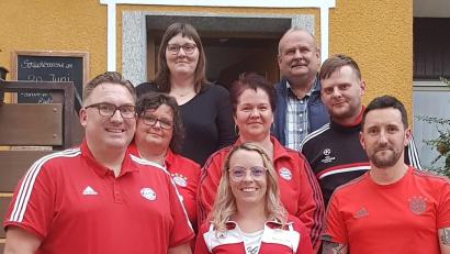 Bild: exb
Zum Vorstand des Fanclubs gehören (vorne, von links) Patrick Kopp Jennifer Kopp, Matthias Fischer, (zweite Reihe, von links) Anita Beyerlein, Elke Hagerer, Joachim Beyerlein, (hinten, von links) Andrea Donhauser und Walter Beyerlein.