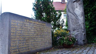 Bild: br
Die erste Weihe des Kriegerdenkmals fand für fünf Jahrzehnten statt und wurde nach der Renovierung sowie Umgestaltung in seiner heutigen Form im Jahr 1993 erneut eingeweiht.