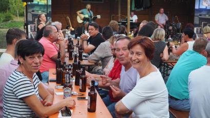 Bild: krb
Viele Besucher lauschen bei der Serenade in Neustadt/WN den Klängen der "Männer-WG".