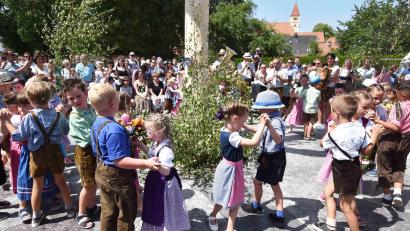 Bild: no
Schwungvoll tanzten die Mädchen und Buben zu den Klängen der Kirchenreinbacher Spitzboum um den Kirwabaum
