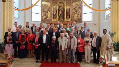 Bild: Richard Beer
19 Paare, die 2022 ein Ehejubiläum feiern, folgten der Einladung der Pfarrei Herz Jesu Rosenberg zu einem Dankgottesdienst mit Pfarrer Saju Thomas (rechts).