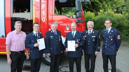 Bild: lei
Lehrgangsbescheinigungen gab es bei der Feuerwehr Edelsfeld zu verteilen: (von links) Zweiter Bürgermeister Hans Klann, Sven Kaduk (MTA-Ausbildung) Kreisbrandinspektor Hans Sperber, Alexander Luber (Einsatzfahrsimulator), Kreisbrandrat Fredi Weiß und Kommandant Markus Luber.