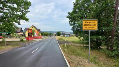 Bild: Stadt Waldsassen/exb
Die Pfaffenreuther Straße in und aus Richtung Waldsassen ist seit Freitag wieder für den Verkehr geöffnet.
