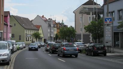 Archivbild: kgg
Aus der Innenstadt Waldsassen (Bild) auf die frühere Bahntrasse verlegt werden soll die Bundesstraße 299. Im Zusammenhang mit den Klagen gegen den Planfeststellungsbeschluss gibt es jetzt neue Informationen.