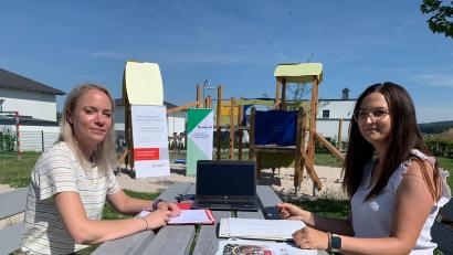 Bild: ck
Petra Klebl-Denk (links) von der Arbeitsagentur für Arbeit und Christina Schönberger (rechts) vom Jobcenter Weiden-Neustadt/WN wagen einen Versuch, indem sie auf Spielplätzen junge Mütter und auch Väter zu einem unverbindlichen Beratungsgespräch einladen. Das Projekt startete auf dem Spielplatz des Neubaugebiets "Sommerwiesen" in Vohenstrauß.