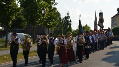 Bild: dob
Mit einem Festzug leiten die Altenstädter den Festtag zum Kirchenpatrozinium ein. Die Waldthurner Trachtenkapelle führt den Zug mit musikalischen Klängen an.