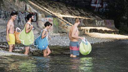 Bild: Markus Buehler/Sitzerland Tourism/dpa
Auf zum „Schwumm“: An heißen Sommertagen pilgern die Basler zum Rhein.