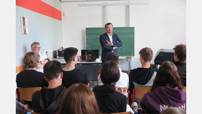 Bild: jzk
Bei der Diskussion nahm MdB Uli Grötsch (stehend) die Zehntklässler von Realschuldirektor German Helgert (hinten links, sitzend) ernst und bemühte sich, ihnen ehrliche Antworten auf ihre Fragen zu geben.