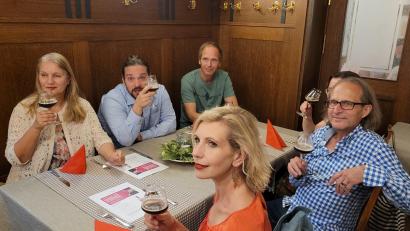 Bild: Stadt Sulzbach-Rosenberg/exb
Vom Knorr-von-Rosenroth-Zoigl angetan zeigten sich (von links) die Schauspieler Sophia Ritz, Andreas Guckenberger und André Dyllong, Bruni Lommer, Regisseur Michael Ritz sowie Kulturamtsleiterin Angela Thar.